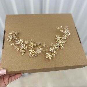 Elegant Gold Floral Hair Accessory